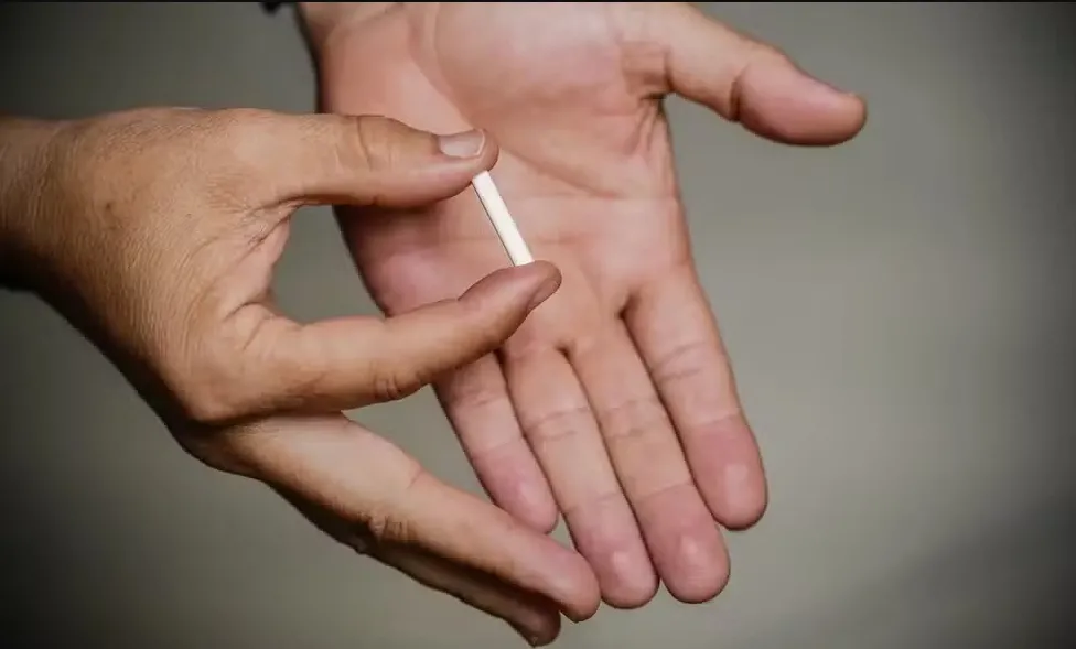 Anvisa veta a venda, uso e manipulação dos 'chips da beleza'
