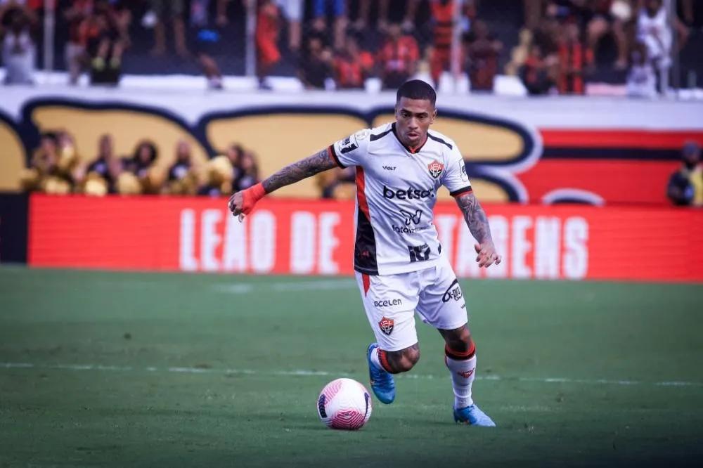 Vitória vence Bragantino e deixa zona de rebaixamento na Série A