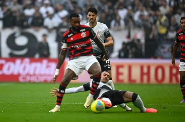 Com um jogador a menos, Flamengo empata com o Corinthians e vai à final da Copa do Brasil