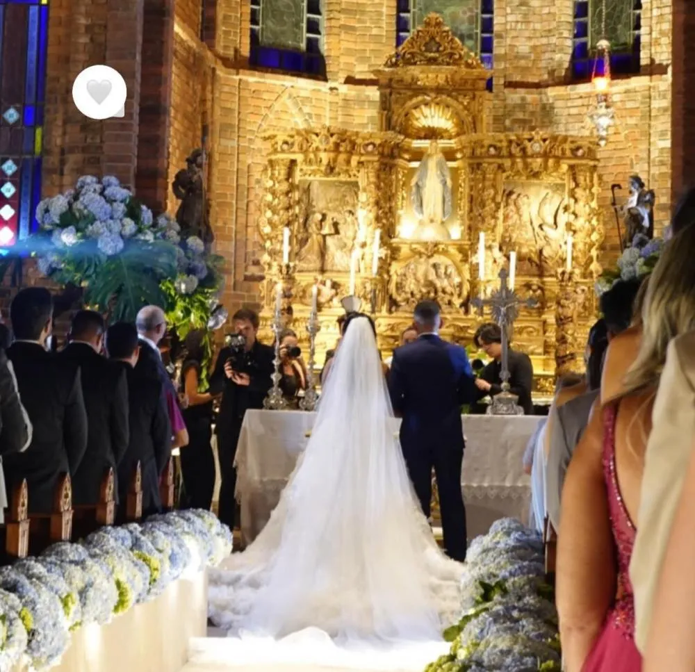 João Gomes e Ary Mirelle se casam em castelo no Recife