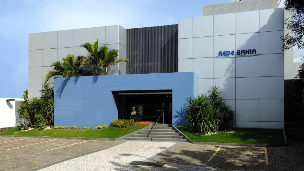 Carro da TV Bahia é roubado e motorista é abandonado em matagal