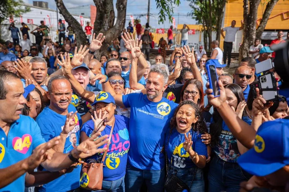 Acompanhado por ACM Neto e Bruno Reis, Flávio vota no Colégio São Thomáz de Cantuária