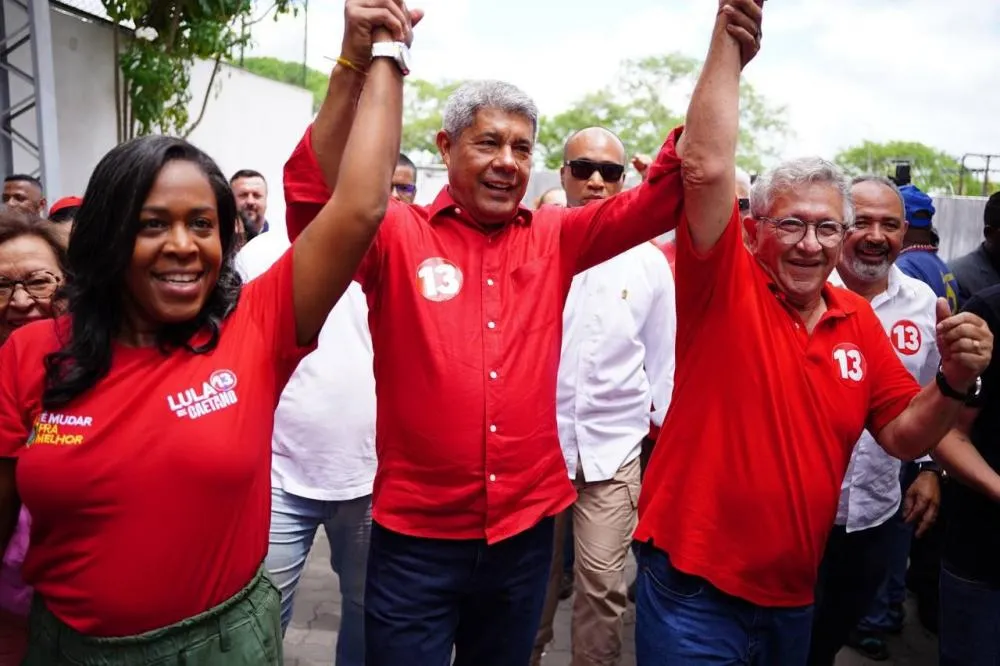 Ao lado de Jerônimo, Caetano vota no São Tomaz de Cantuária