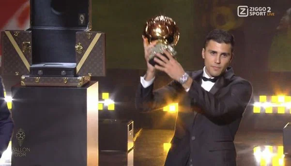Volante espanhol Rodri desbanca Vini Jr. e vence prêmio Bola de Ouro