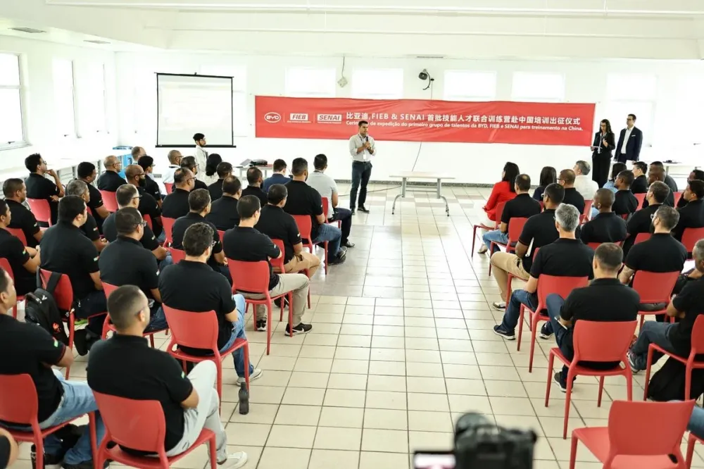 Colaboradores da BYD embarcam para intercâmbio de treinamento na China