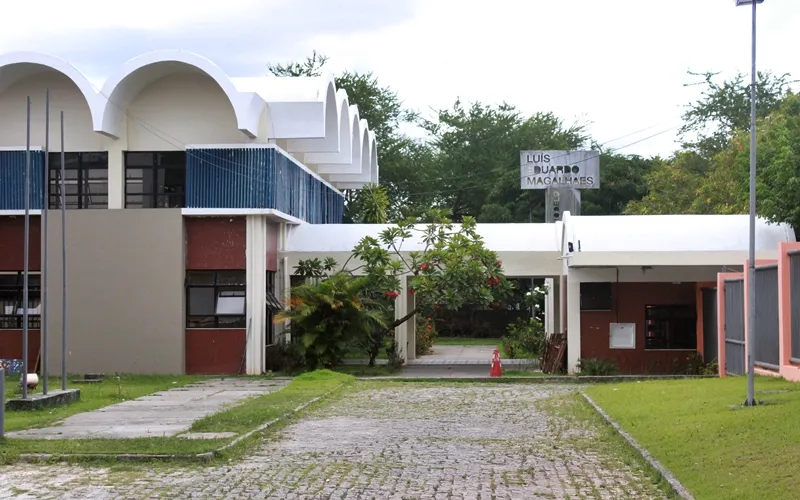 Secretaria de Educação remove nome de Luís Eduardo Magalhães de Colégio Modelo em Camaçari