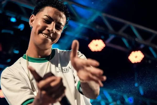 Cantor de pagode é solto após agredir a ex com socos e mordidas