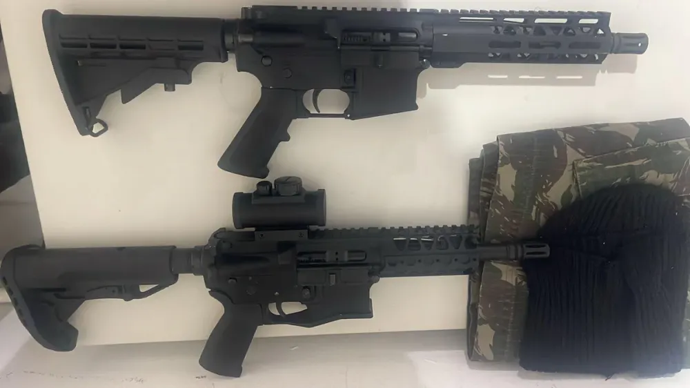 Polícia encontra laboratório de drogas e arsenal de guerra em Salvador