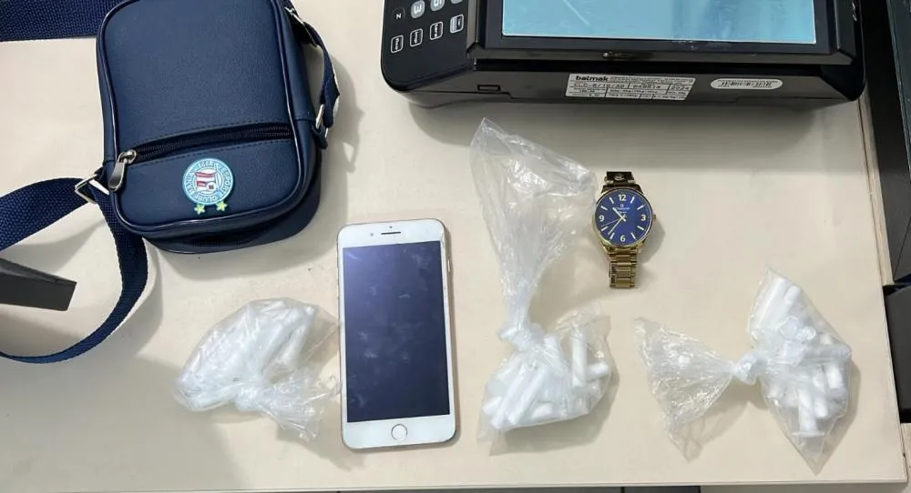 Suspeito é alcançado pela PM em Praia do Forte com drogas dentro de bolsa
