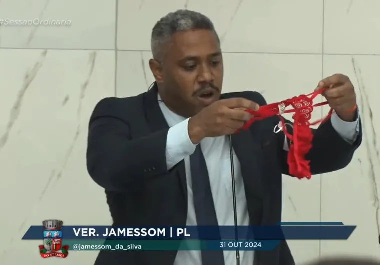 Vereador Jamessom leva calcinha à tribuna e provoca vereadores que romperam com o grupo