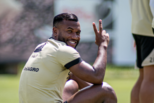 Luan se recupera e Vitória ganha reforço para partida contra o Athlético-PR
