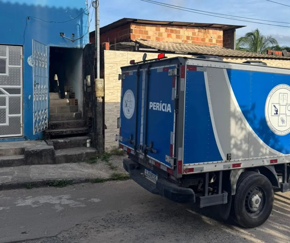Homem é morto dentro de casa na frente da família em Camaçari
