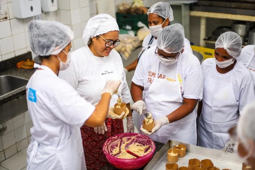 Prefeitura de Mata de São João oferece oficinas gratuitas de culinária para geração de renda