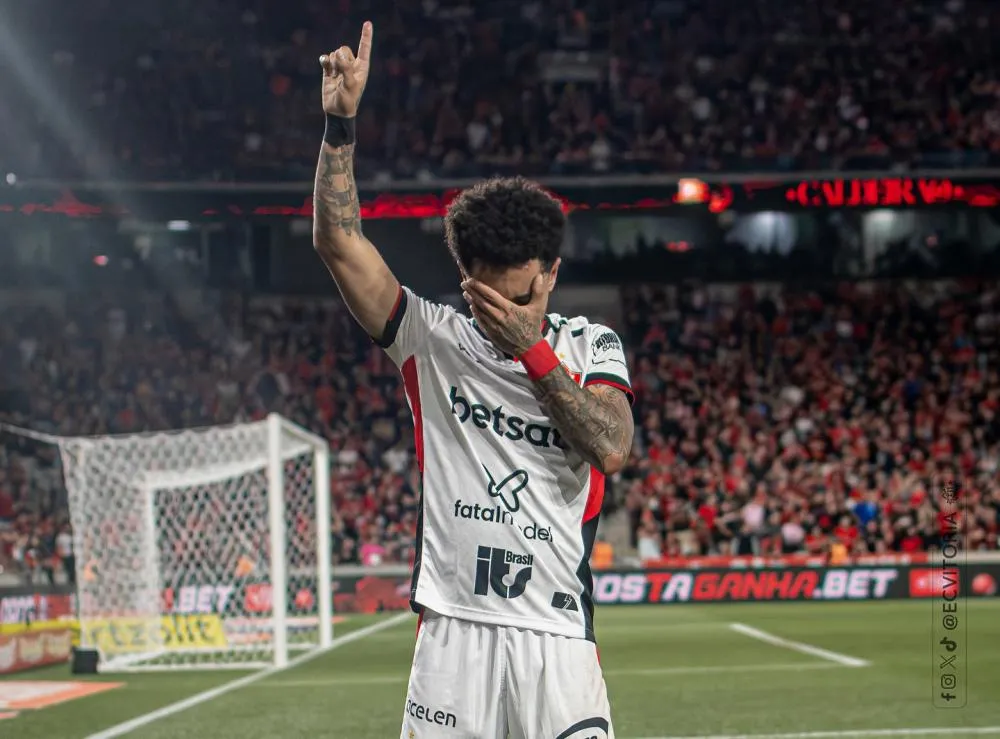 Vitória vira contra o Athletico-PR e abre vantagem sobre o Z4 no Brasileirão