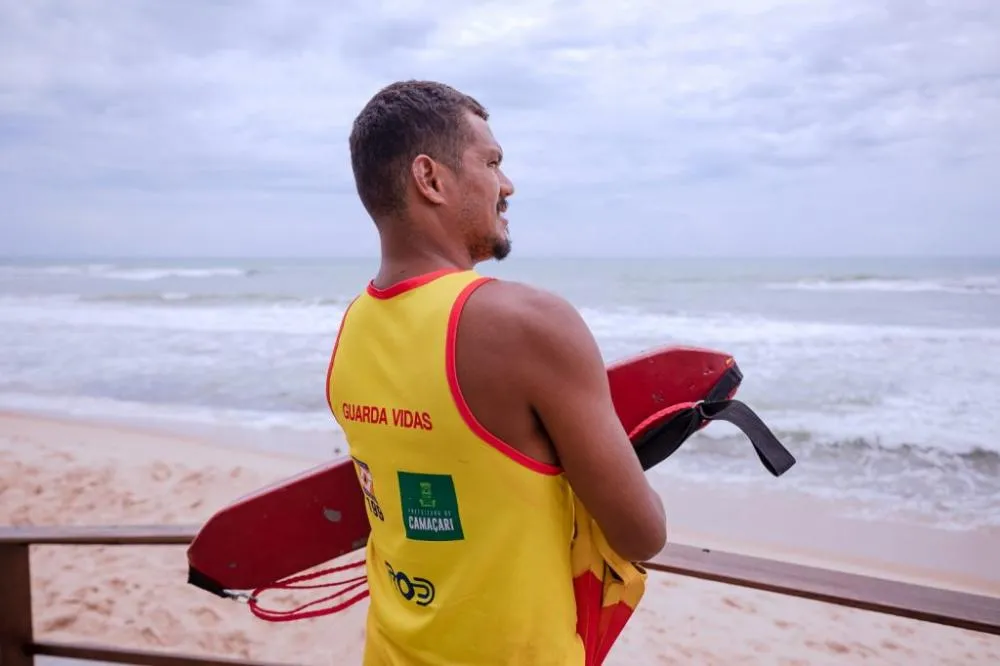 Prefeitura de Camaçari demite 50% dos salva-vidas e deixa praias vulneráveis, denuncia entidades