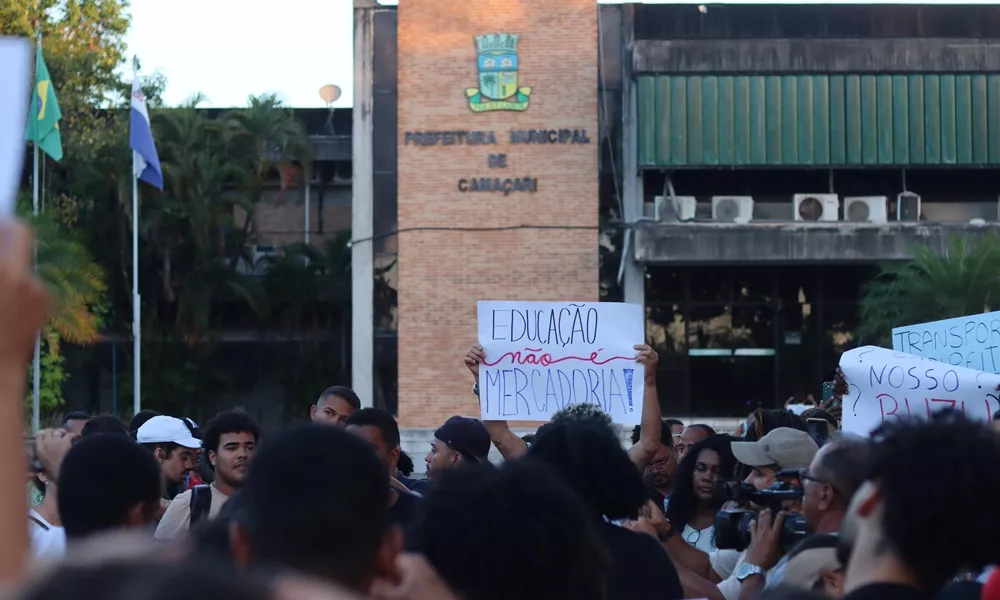 Universitários protestam contra suspensão do transporte 