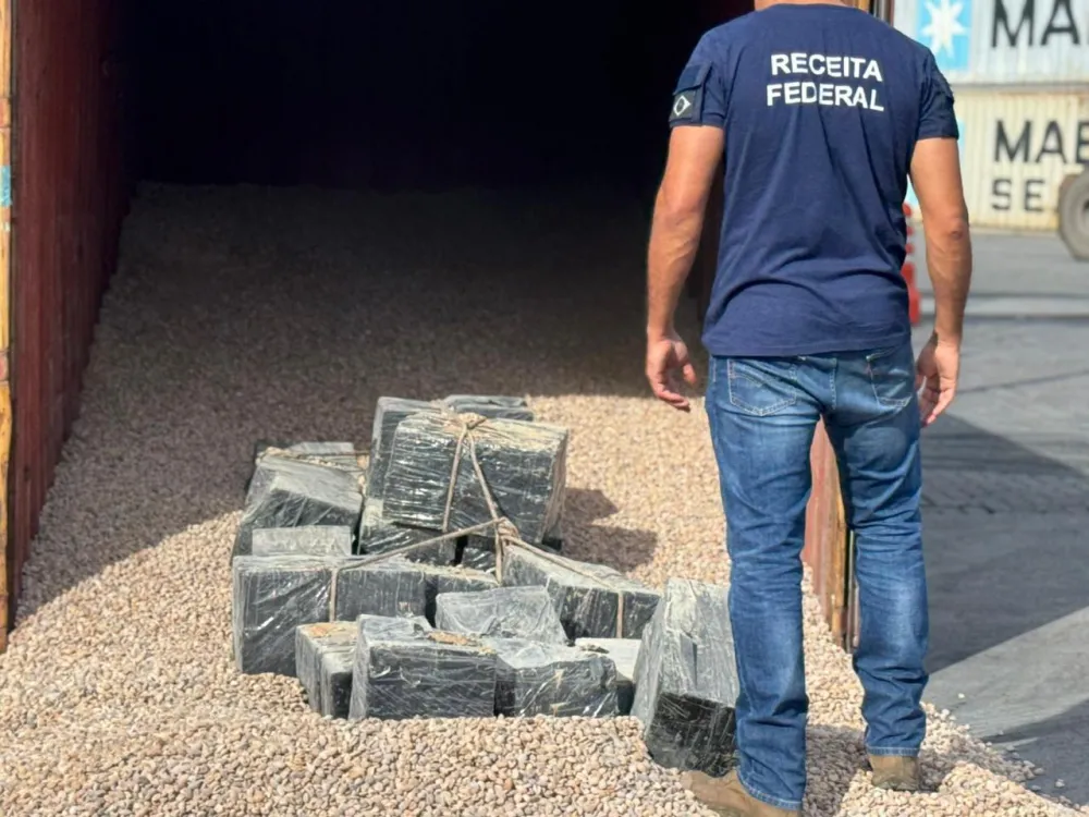 Quase uma tonelada de cocaína é encontrada em navio no porto de Salvador