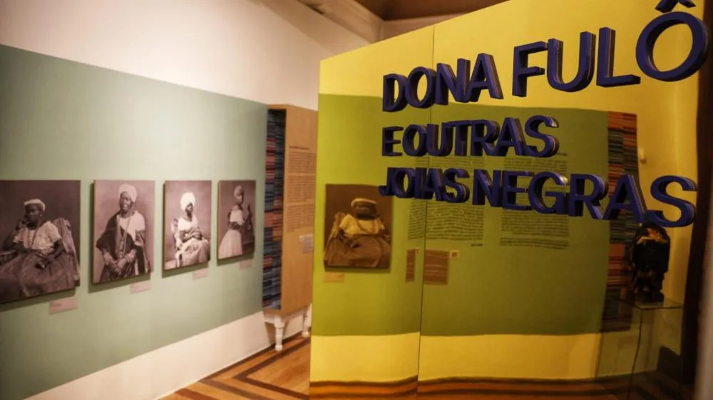 Exposição de joias de crioula, fotografias e outros objetos conta história de mulheres negras do Brasil