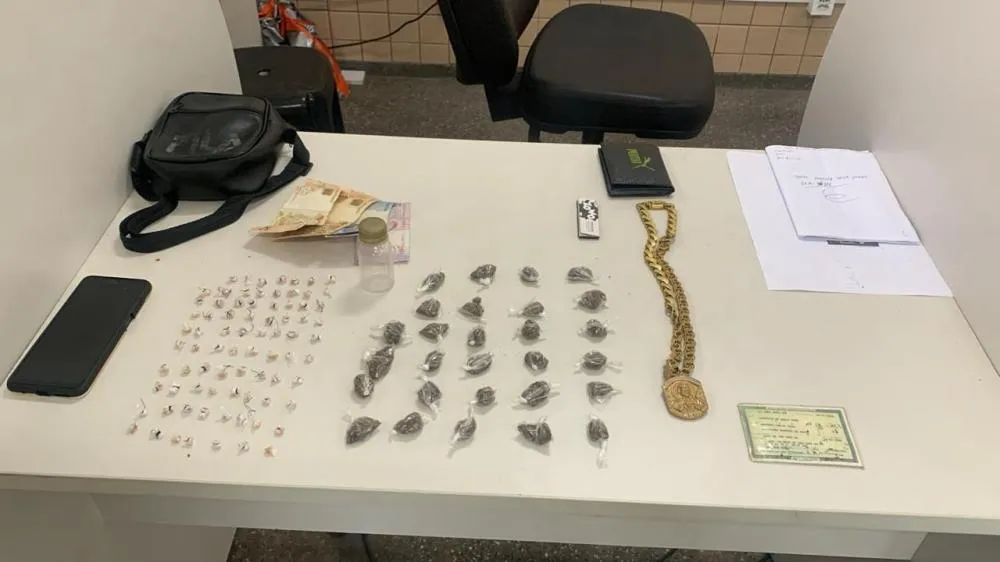 Homem é preso por tráfico de drogas após tentativa de fuga em Dias d'Ávila 