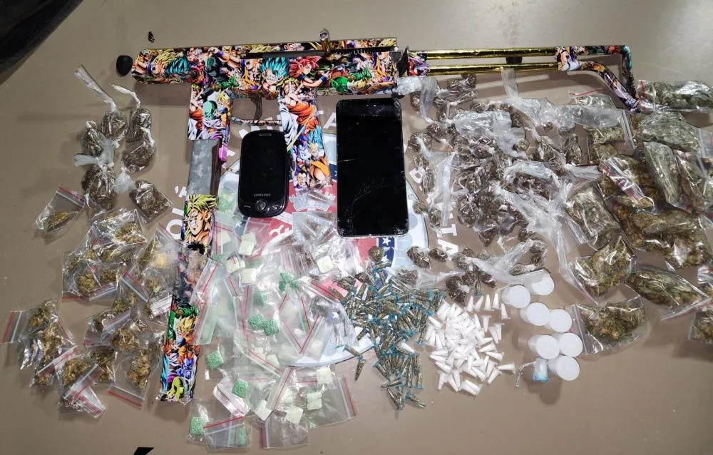 Submetralhadora e drogas são apreendidas pela Polícia Militar em Brotas.