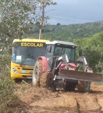 Após ônibus escolar atolar, moradores do Jacuípe de Baixo pedem ajuda à prefeitura 
