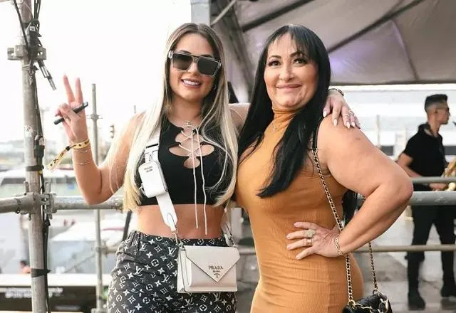 Mãe de Deolane Bezerra é roubada e pede socorro para achar carro