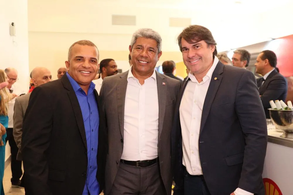 Governador participa de evento na Costa do Sauipe e parabeniza Bira pela reeleição