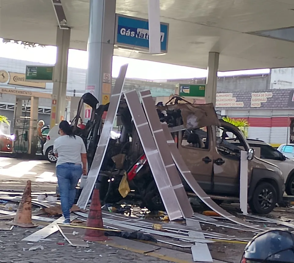 Cilindro de carro explode durante abastecimento em posto de gasolina em Camaçari