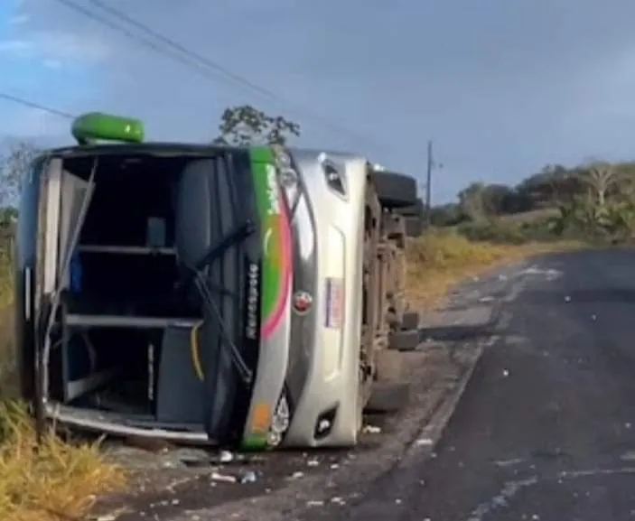 Ônibus de Aracaju para Madre de Deus Tomba e Deixa Quatro Mortos e Vários Feridos
