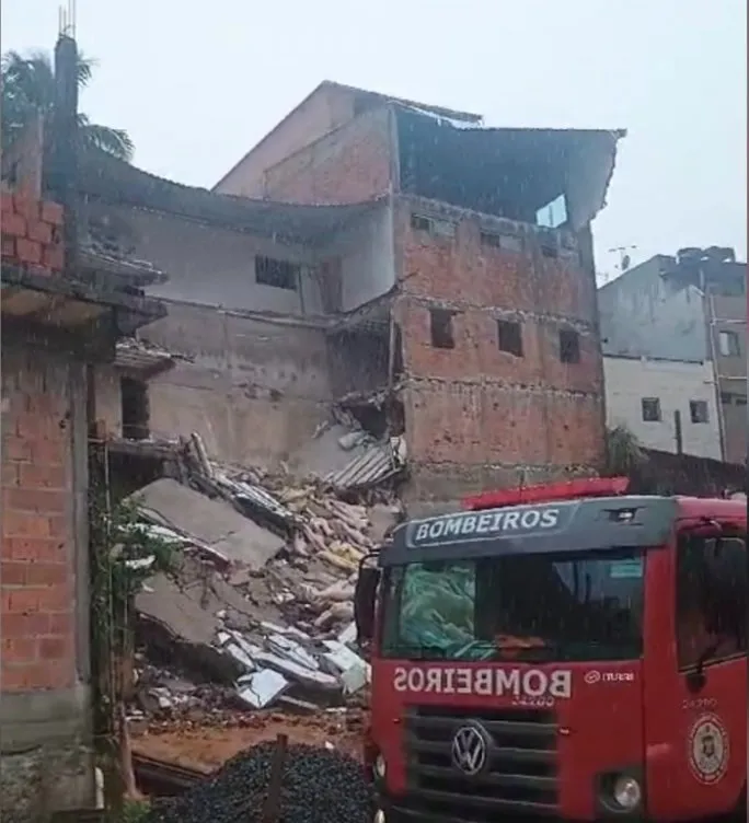 Prédio desaba no bairro de Alto de Coutos devido as fortes chuvas em Salvador