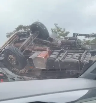 Carreta tomba e bloqueia trecho na Via Parafuso na tarde dessa segunda (11)