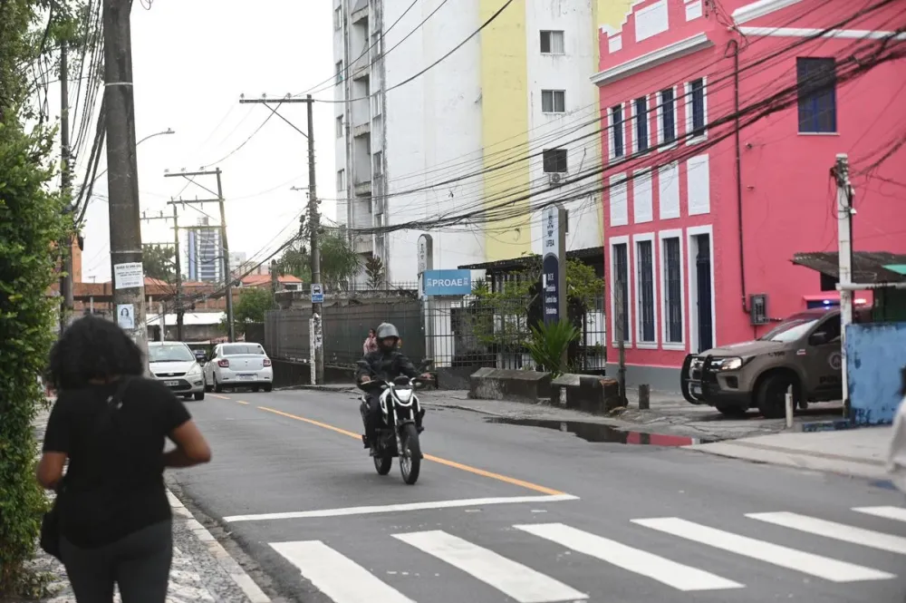 Estudante é atingida por bala perdida em ponto de ônibus perto de campus da Universidade Federal da Bahia