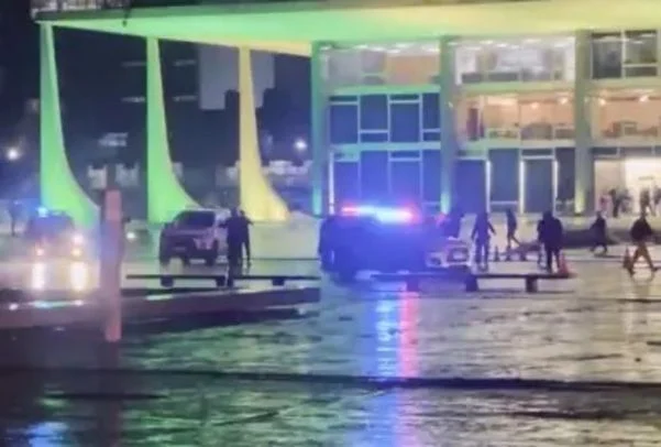 Homem morre ao explodir bombas na Praça dos Três Poderes, em Brasília