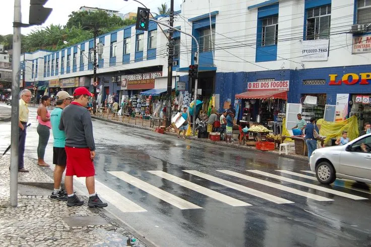 Homem é baleado nas costas durante assalto em frente à Feira das Sete Portas