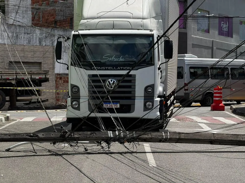 Caminhão derruba poste de energia no Centro e deixa via interditada