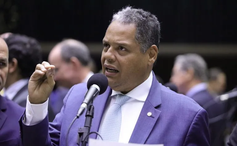 Deputado Antonio Brito retira candidatura à presidência da Câmara 