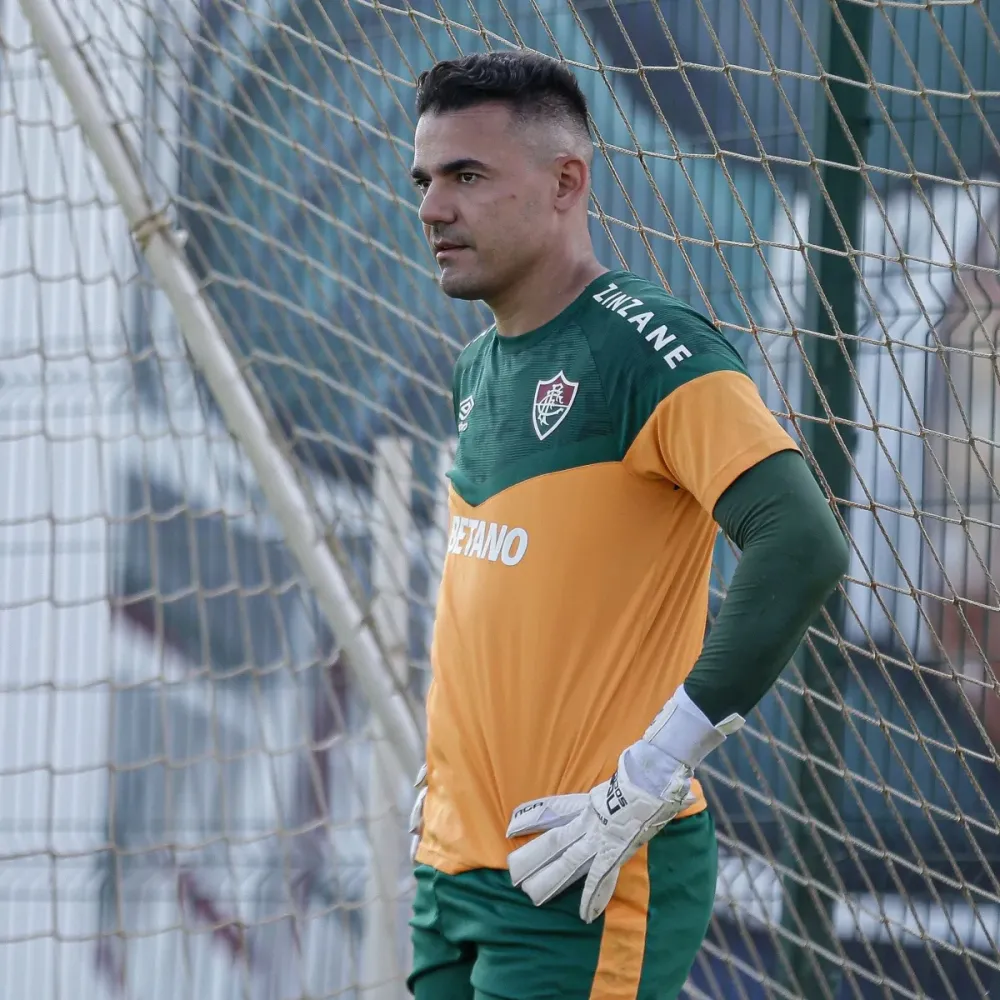 Sem espaço, Felipe Alves não deve seguir no Fluminense em 2025 e analisa propostas