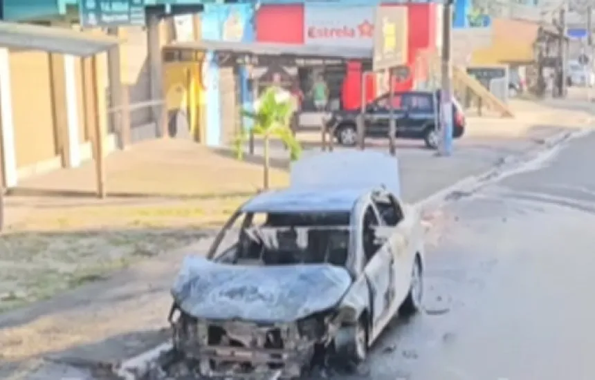Carro é destruído por incêndio após acidente em Camaçari; ninguém ficou ferido