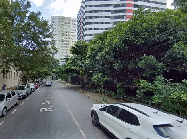 Mulher morre após cair do 6º andar de prédio no Itaigara
