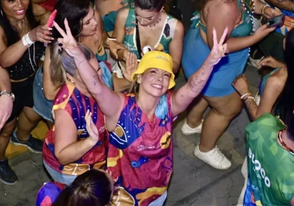 Carla Perez celebra aniverário no trio de Xanddy