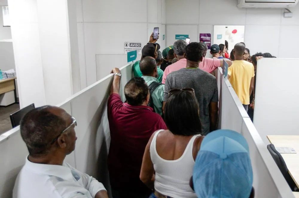 Sem salário, 13° e rescisão servidores protestam após demissão