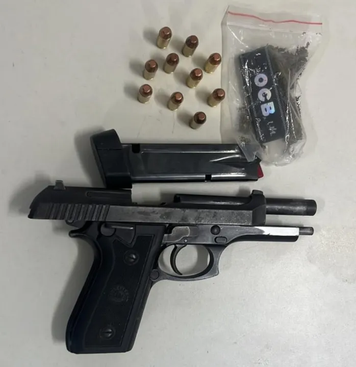 Homem é preso com pistola, munições e drogas em Dias d'Ávila