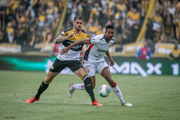 Vitória aproveita expulsão do Criciúma e vence com gol de Janderson