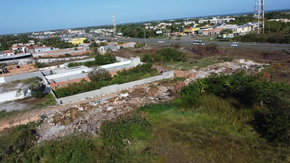Moradores de Monte Gordo denunciam descarte de lixo irregular vindos de obras em Guarajuba