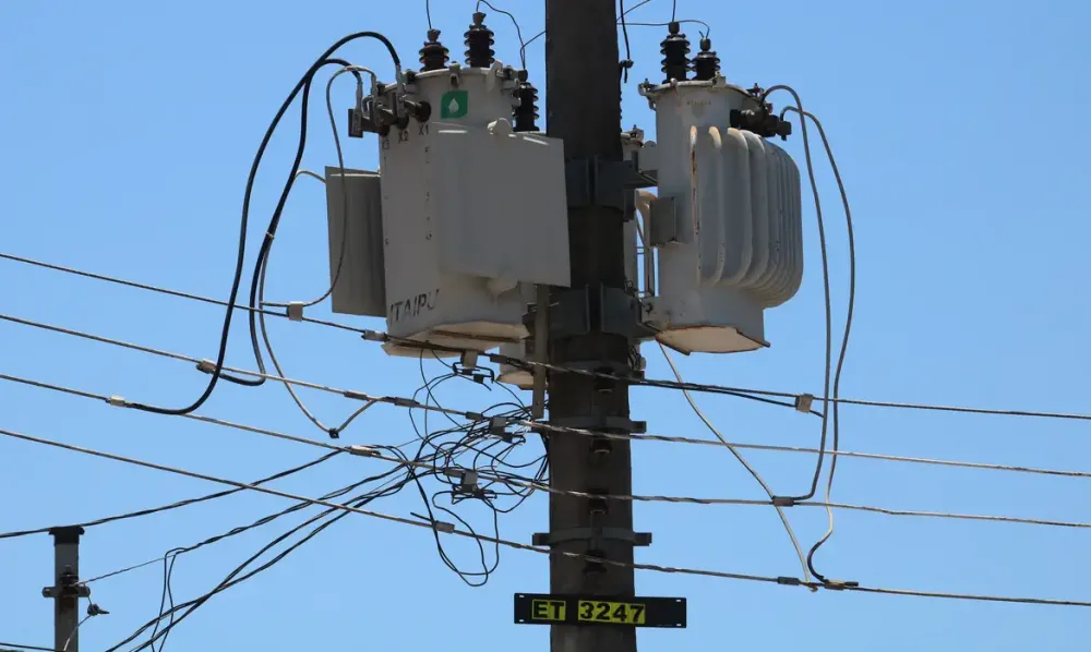 Moradores de Mata de São João reclamam de constantes quedas de energia e perda de eletrodomésticos