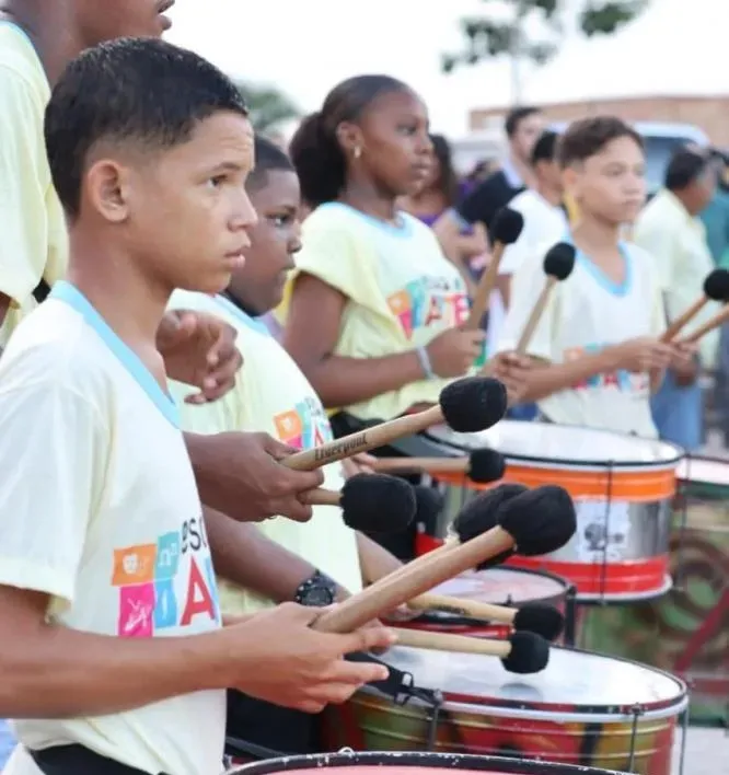 Tambores: espetáculo apresenta ritmo, cultura e resistência na praça Barão Açu da Torre 