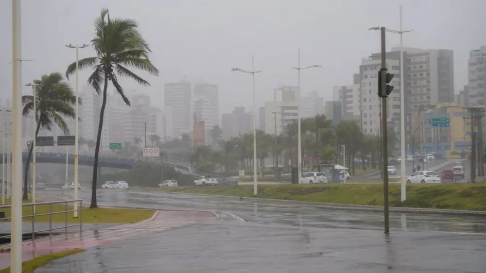 Ciclone próximo ao litoral da Bahia será responsável por chuvas neste final de semana