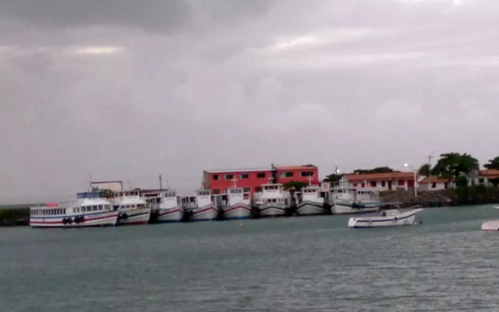 Marinha emite alerta vermelho e travessias são suspensas em Salvador