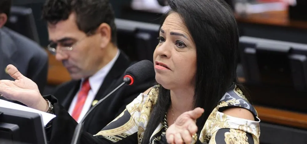 Tribunal de Contas multa Moema Gramacho por irregularidades na gestão do PNE em Lauro de Freitas 