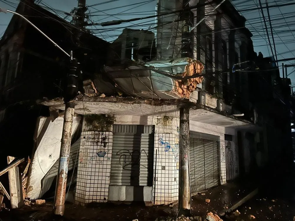 Casarão desaba na Baixa dos Sapateiros e imóvel vizinho é evacuado